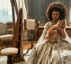 "Królowa Charlotta: Opowieść ze świata Bridgertonów". Dlaczego warto obejrzeć nowy serial kostiumowy od Netflix?