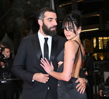 Dua Lipa i Roman Gavras debiutują jako para w Cannes