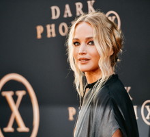 Jennifer Lawrence z zmysłowej kreacji z polską metką. Aktorka wybrała suknię Magdy Butrym w najmodniejszym kolorze 2023 roku