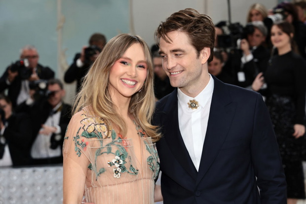 suki-waterhouse-i-robert-pattinson5-15c5f8f