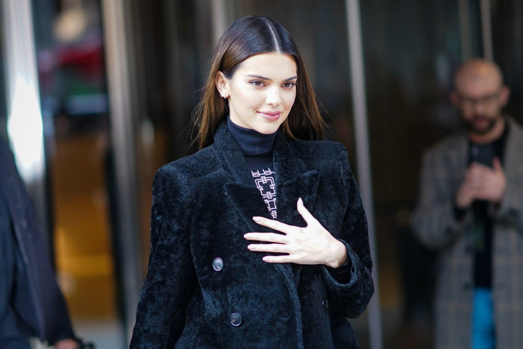 Kendall Jenner w modnych loafersach
