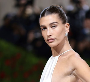 Stylizacje gwiazd 2023: Hailey Bieber