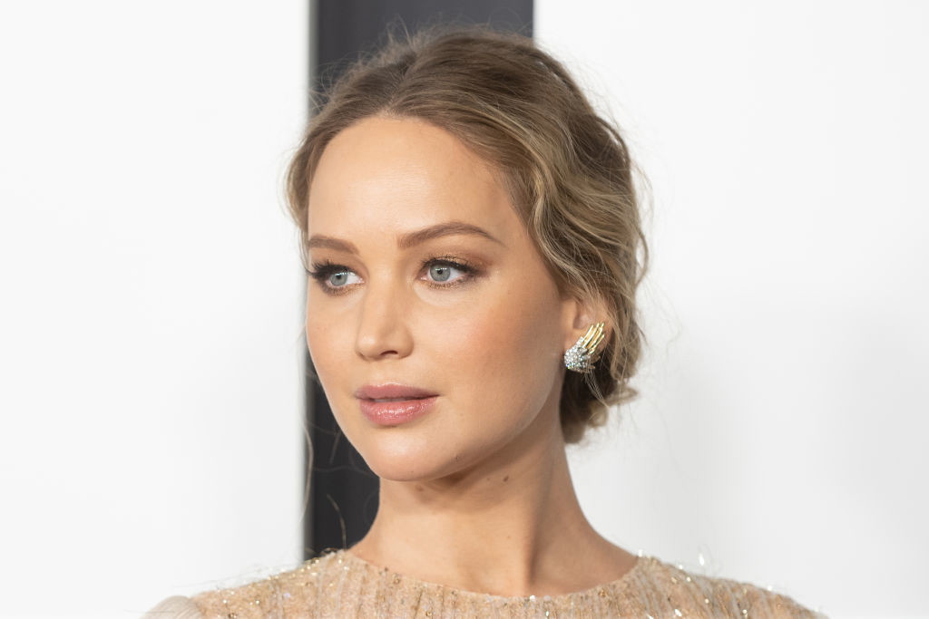 Jennifer Lawrence w modnej sukience w groszki. Gwiazda została już okrzyknięta ikoną stylu "maternity"