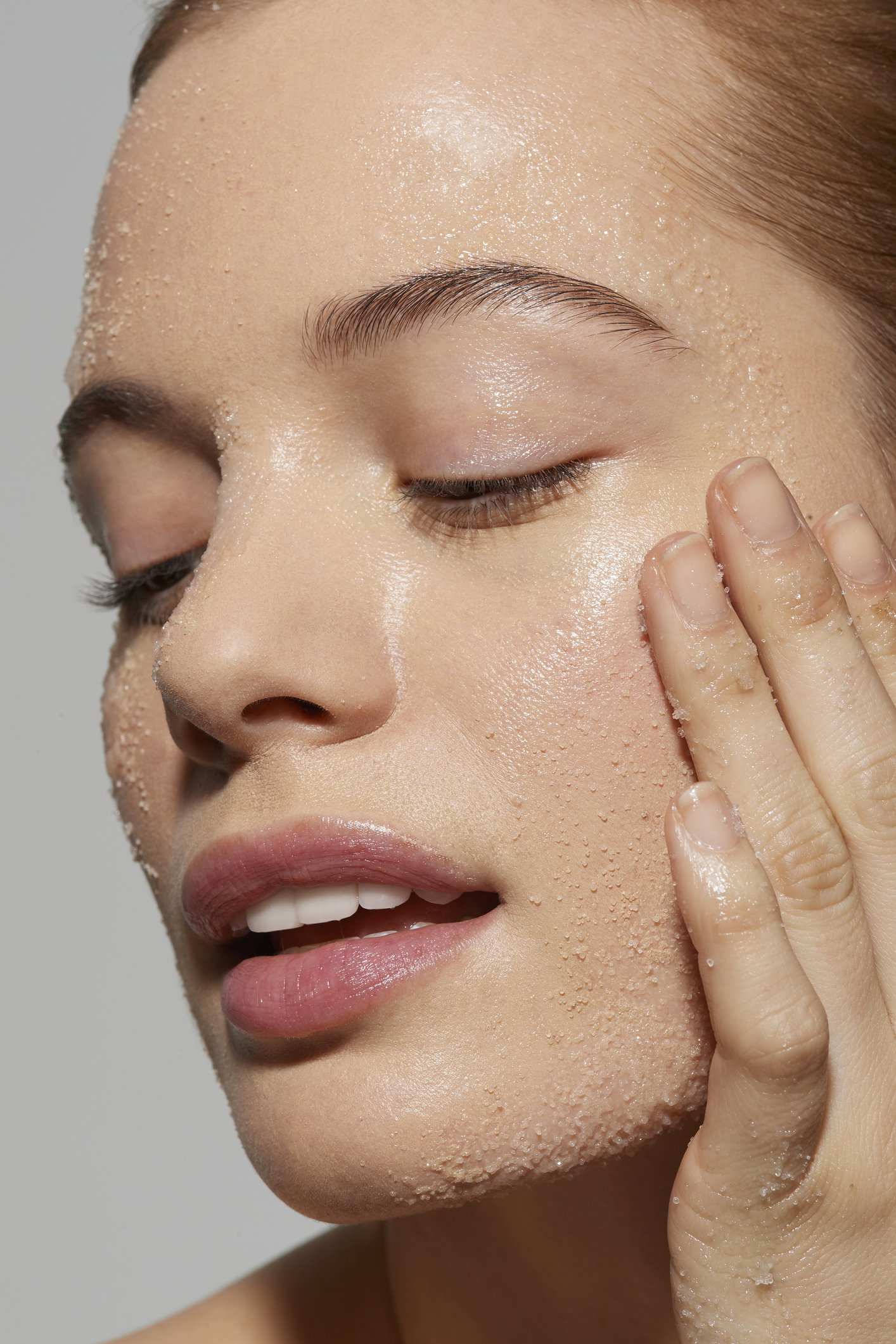 Jaki peeling do cery trądzikowej wybrać? Polecamy 10 najlepszych produktów złuszczających