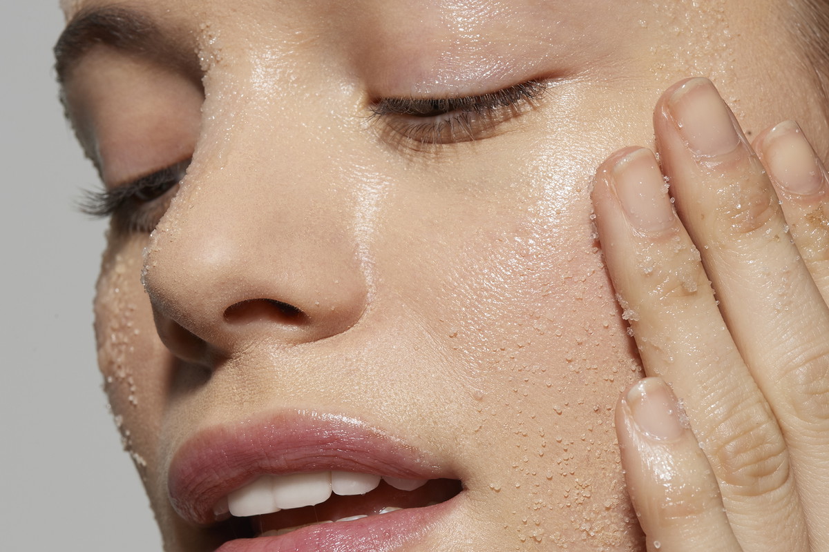 Jaki peeling do cery trądzikowej wybrać? Polecamy 10 najlepszych produktów złuszczających