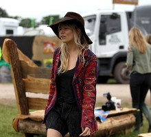 Sienna Miller na Glastonbury w 2014 r.