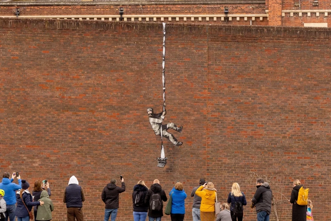 Mural autorstwa Banksy'ego na budynku byłego więzienia w Reading