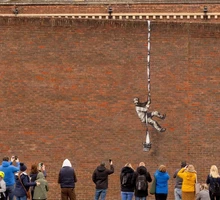 Mural autorstwa Banksy'ego na budynku byłego więzienia w Reading