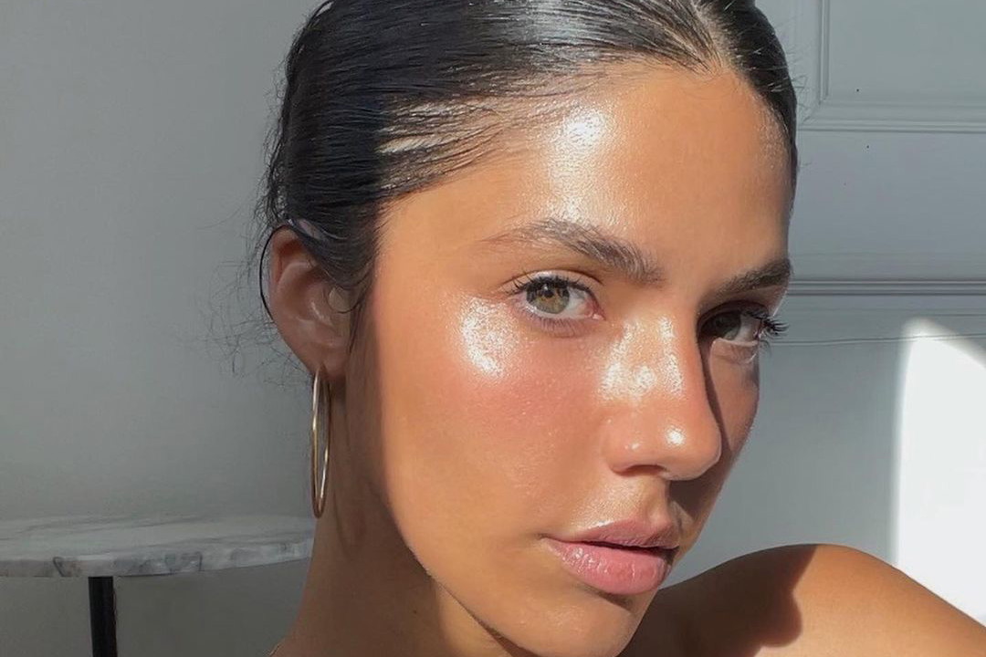 Jak nakładać bronzer, żeby wymodelować i odmłodzić twarz?