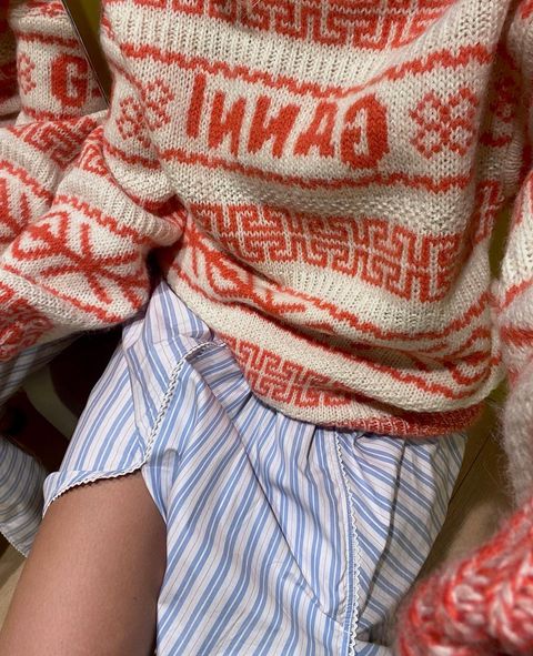 Kolorowy sweter: jak nosić?