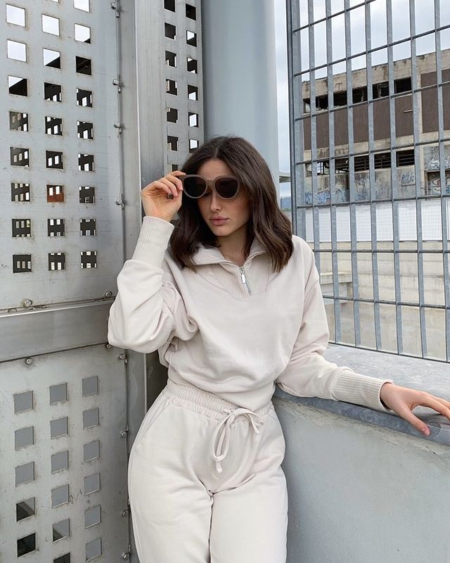 Najmodniejsze stylizacje loungewear na zimę. Jak nosimy nasze ulubione modele dresowe w nowym roku.
