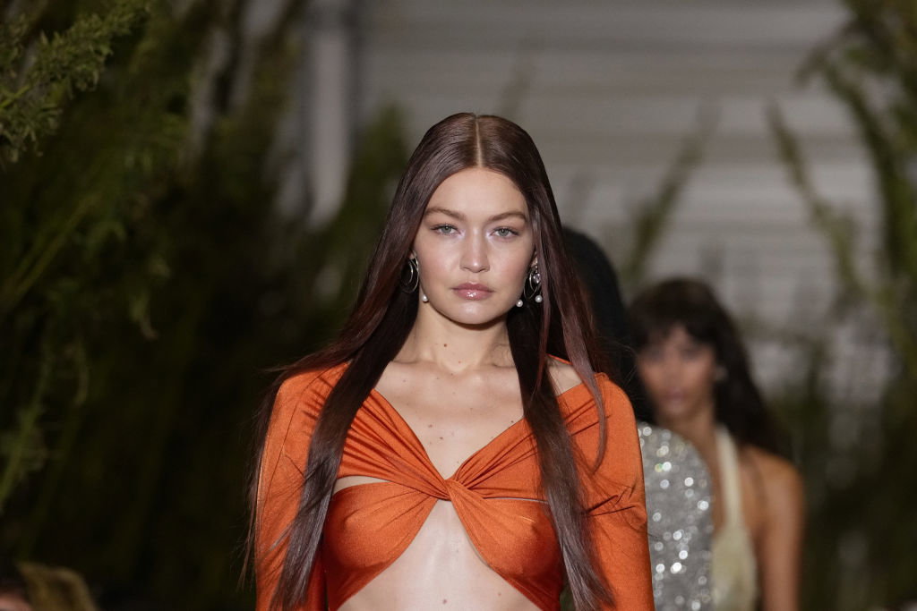 Gigi Hadid w garniturze z polską metką. Projekty tej marki noszą Hailey Bieber, Elsa Hosk i Kendall Jenner