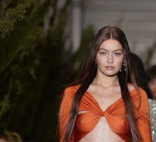 Gigi Hadid w garniturze z polską metką. Projekty tej marki noszą Hailey Bieber, Elsa Hosk i Kendall Jenner