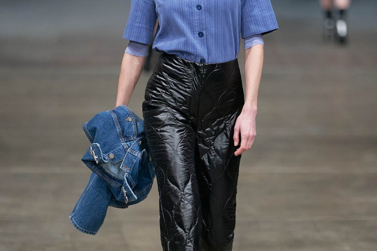 Skórzane spodnie na wybiegach Copenhagen Fashion Week jesień-zima 2022/2023