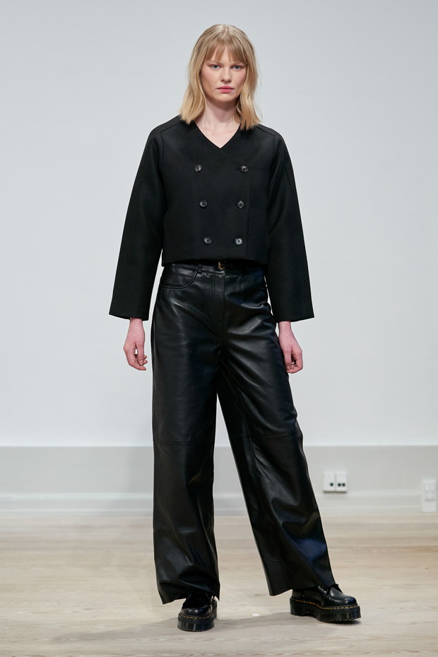 Skórzane spodnie na wybiegach Copenhagen Fashion Week jesień-zima 2022/2023
