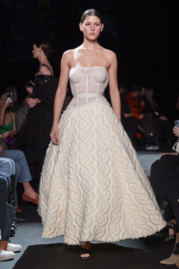Brandon Maxwell jesień-zima 2022/2023. Krótko i na temat
