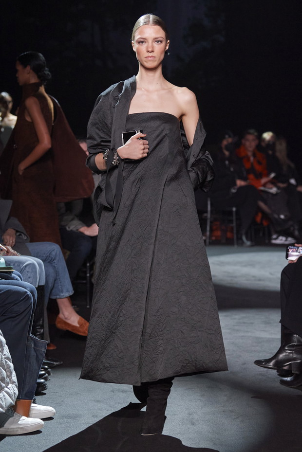 Brandon Maxwell jesień-zima 2022/2023. Krótko i na temat