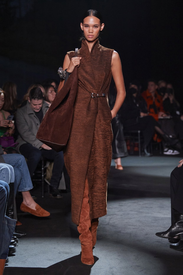 Brandon Maxwell jesień-zima 2022/2023. Krótko i na temat
