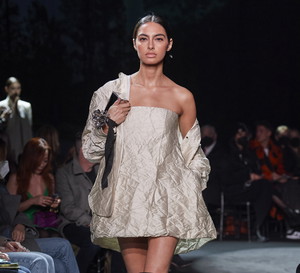 Brandon Maxwell jesień-zima 2022/2023. Krótko i na temat