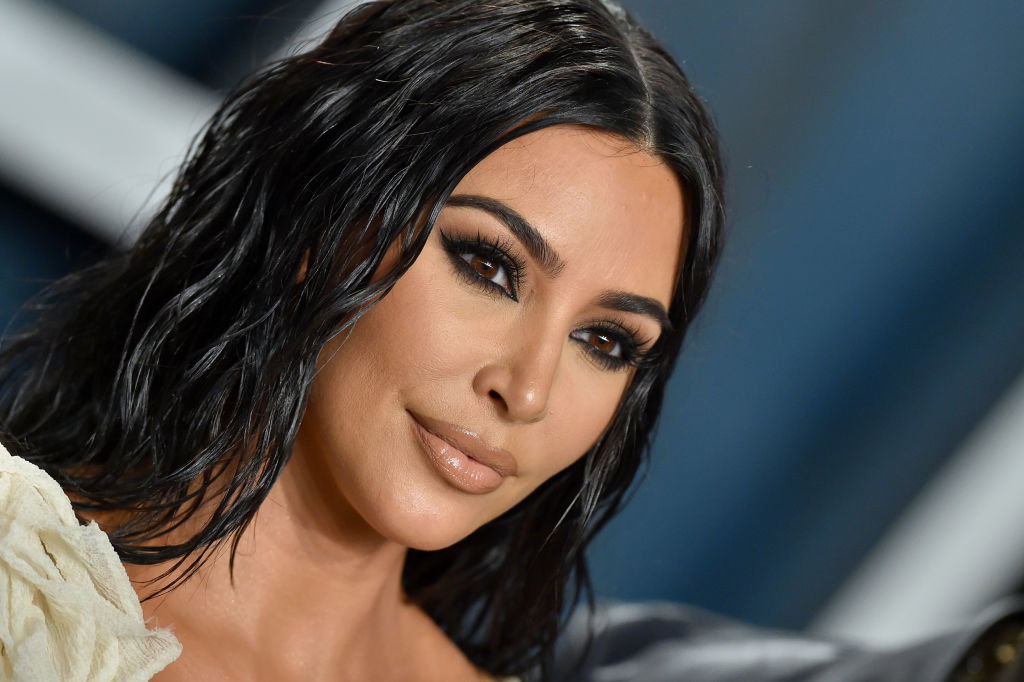 Kim Kardashian lansuje trend na krótkie paznokcie. To koniec długich "pazurów", do których przyzwyczaiły nas celebrytki?
