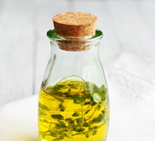 Olejek tymiankowy – właściwości. Świetny do aromaterapii i masażu