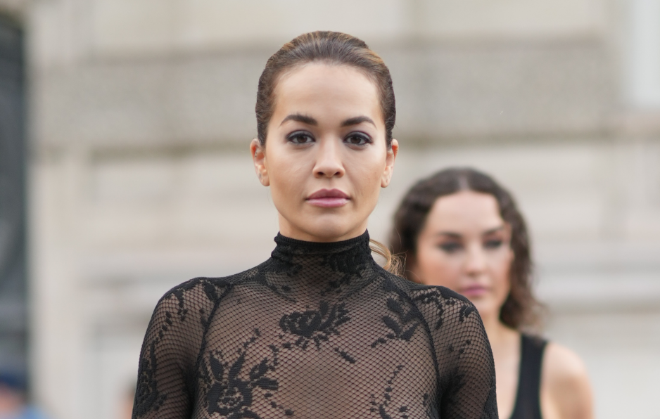 Rita Ora bez stanika na pokazie Alaia w Paryżu
