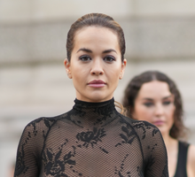 Rita Ora bez stanika na pokazie Alaia w Paryżu