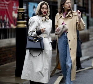 Najpiękniejsze trencze na pierwsze wiosenne dni prosto z londyńskich ulic street style