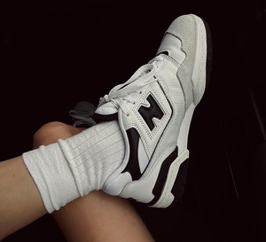 modne buty na wiosnę 2022: New Balance 550