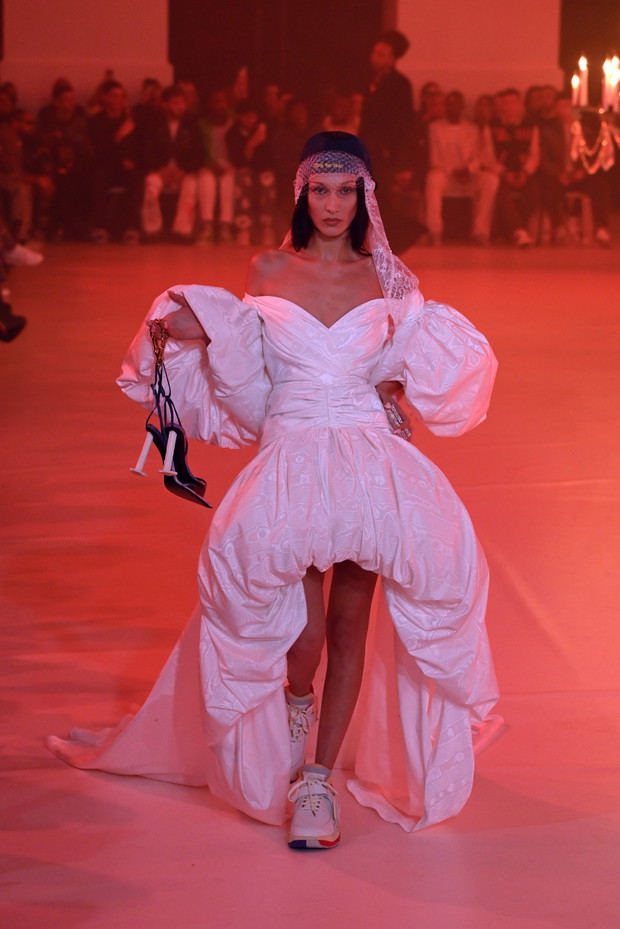 Bella Hadid, Off-White : Runway - Paris Fashion Week - Womenswear F/W 2022-2023