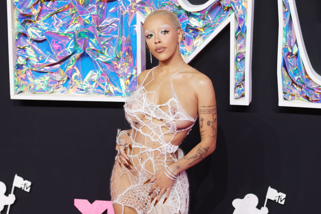 Doja Cat w pajęczej naked dress