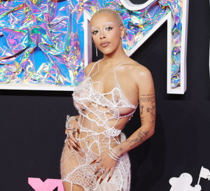 Doja Cat w pajęczej naked dress