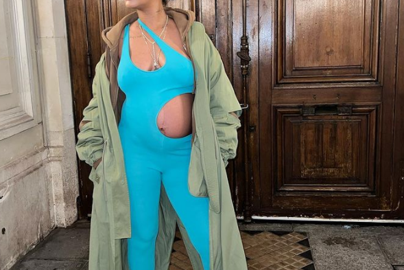 Rihanna w stylizacji Stelli McCartney