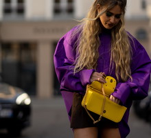 Torebki paryżanek: street style PFW jesień-zima 2022/2023