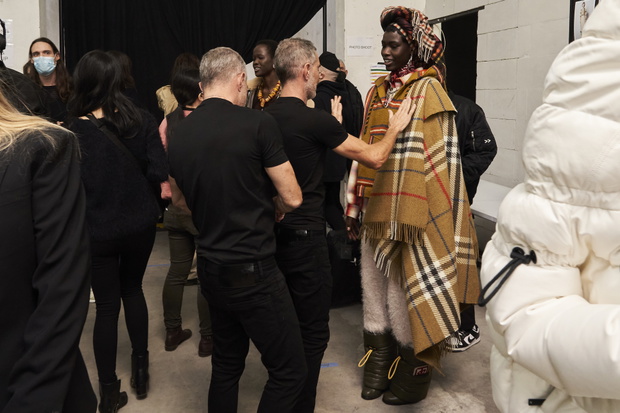 backstage-swiata-mody-dsquared2-fw2215-96c940e