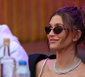 Hailey Bieber znów wybrała projekt Magdy Butrym