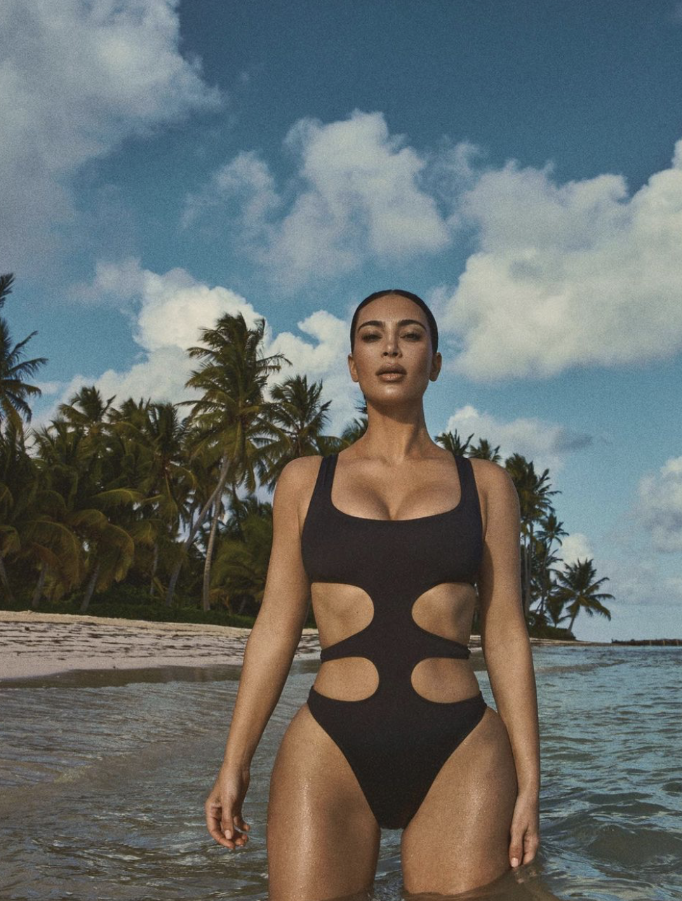 Najnowsza linia kostiumów kąpielowych SKIMS - marki Kim Kardashian.