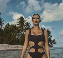 Najnowsza linia kostiumów kąpielowych SKIMS - marki Kim Kardashian.
