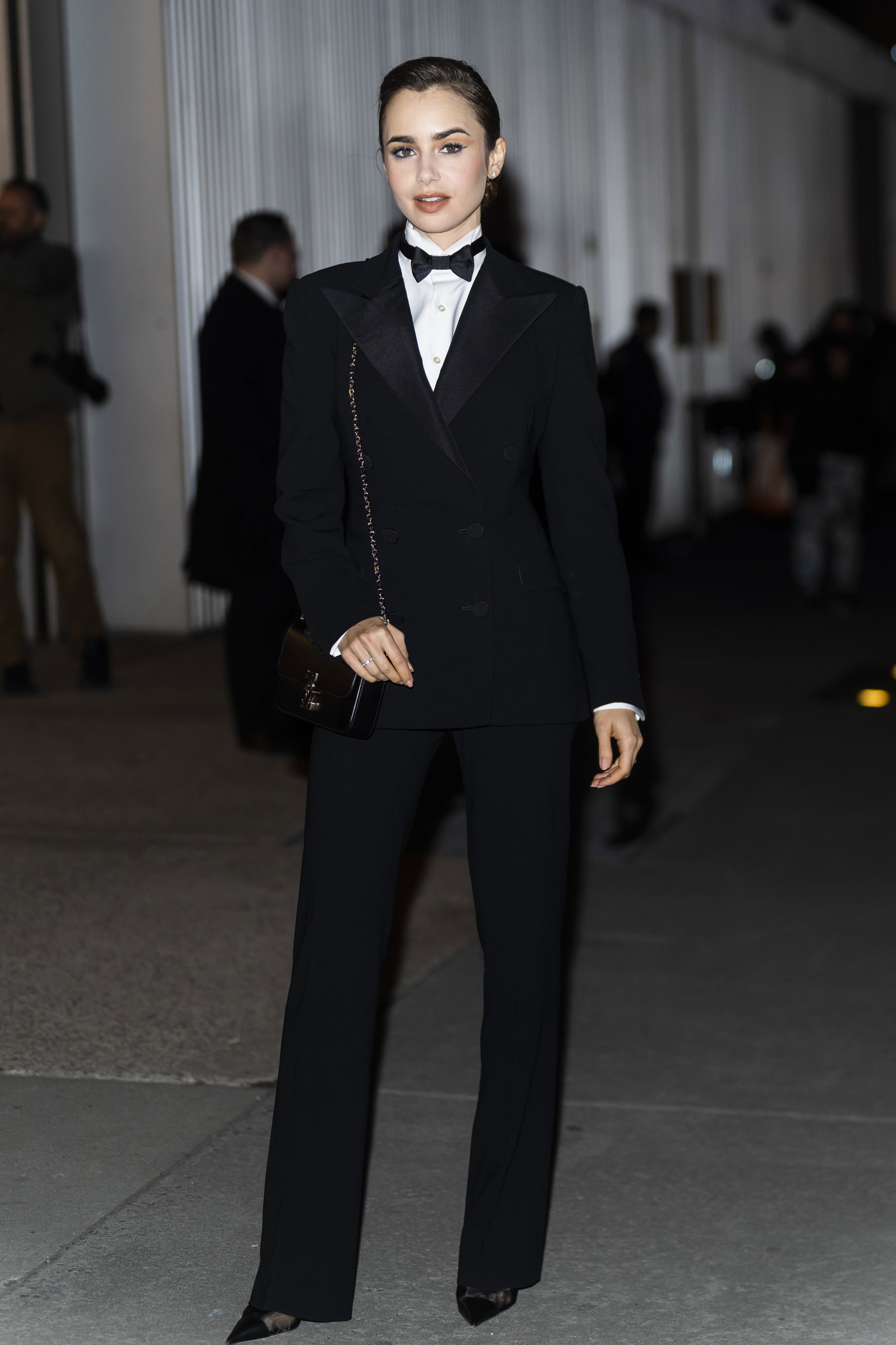 Lily Collins podczas pokazu Ralph Lauren w Museum of Modern Art w Nowym Jorku, marzec 2022