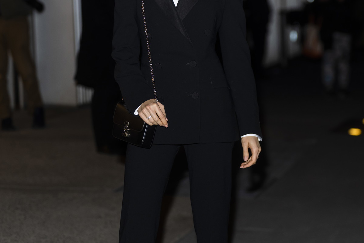 Lily Collins podczas pokazu Ralph Lauren w Museum of Modern Art w Nowym Jorku, marzec 2022