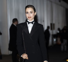 Lily Collins podczas pokazu Ralph Lauren w Museum of Modern Art w Nowym Jorku, marzec 2022