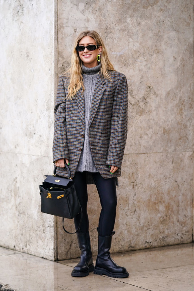 Street Style  - Paris Fashion Week - Womenswear Fall/Winter 2020/2021 : Day Eight