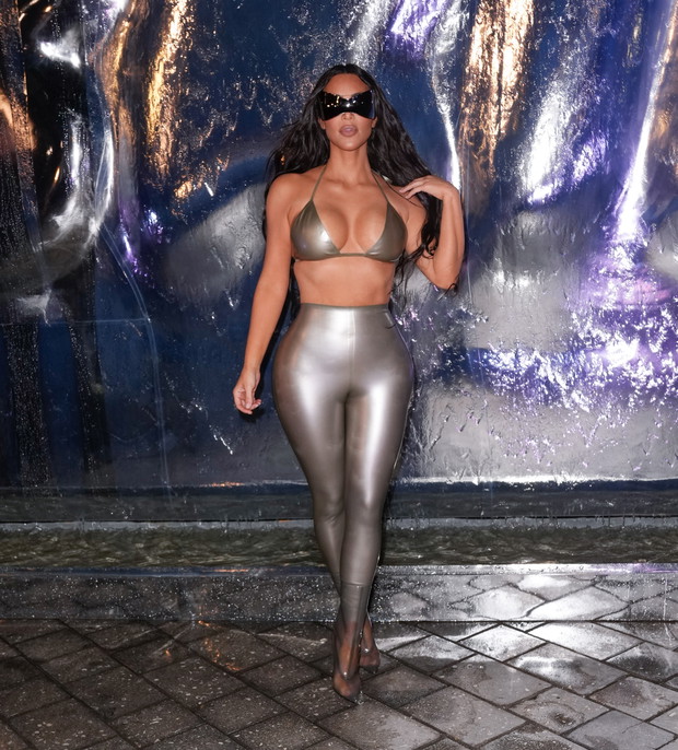 Kim Kardashian podczas otwarcia sklepu SKIMS w Miami