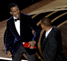 Will Smith policzkuje Chrisa Rocka za nieudany żart z Jady Pinkett Smith