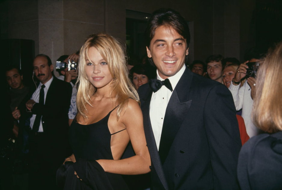 Stylizacje Pameli Anderson z lat 90.