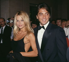 Stylizacje Pameli Anderson z lat 90.