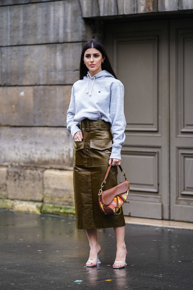 Street Style  - Paris Fashion Week - Womenswear Fall/Winter 2020/2021 : Day Eight