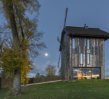 Dom w starym wiatraku, pomysł pierwotny: Michał Kucharski, Tomasz Padło, projekt koncepcyjny: Michał Kucharski, Mateusz Piwowarski, projekt budowlany i wykonawczy: Michał Kucharski, o4architekci Mateusz Piwowarski, Sylwia Ciesielska