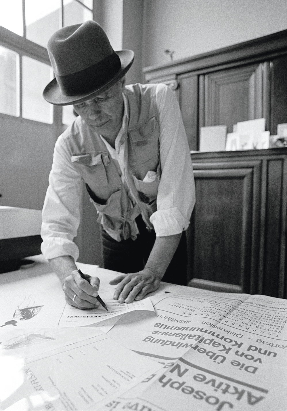 JOSEPH BEUYS w swoim „mundurku”. Kapelusz chronił jego głowę dosłownie – podczas II wojny światowej niemiecki artysta służył w Luftwaffe i uległ wypadkowi, w którego wyniku wszczepiono mu metalową płytkę.