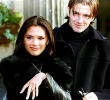 Victoria Adams i David Beckham opuszczają hotel w pobliżu Crewe, gdzie ogłoszono ich przyszły ślub, 25 stycznia 1998 r.